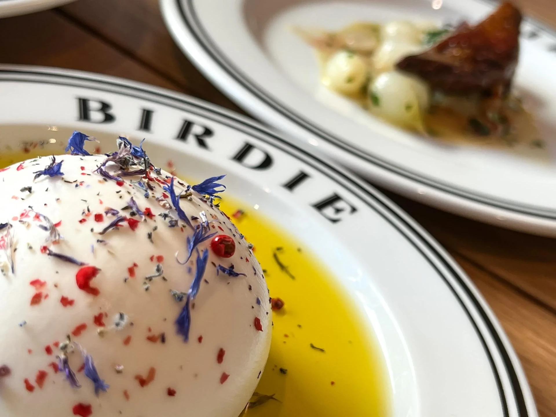 Burrata z oljčnim oljem in cvetovi plavice