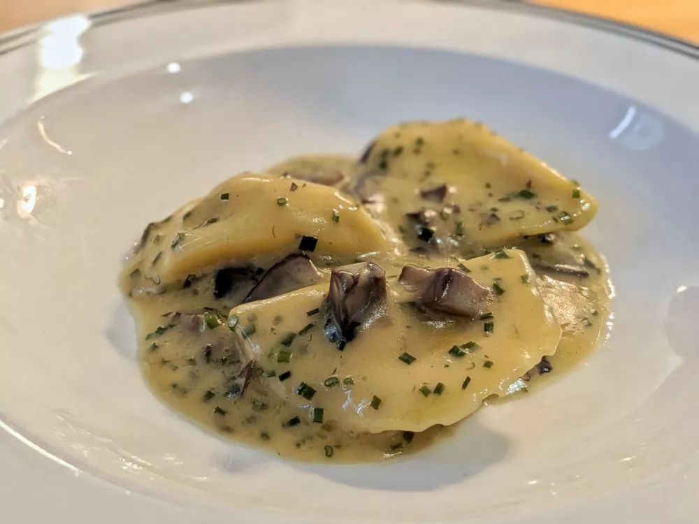 Ravioli z jurčki v smetanovi omaki